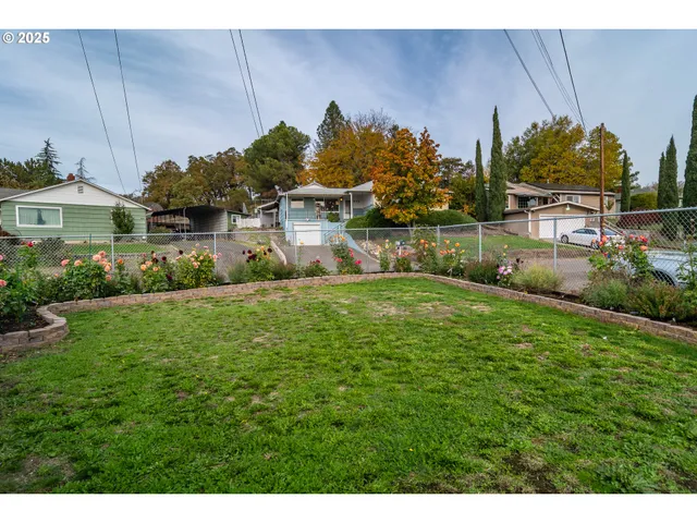 $370,000 | 663 Northeast Knoll Avenue, Roseburg, OR 97470