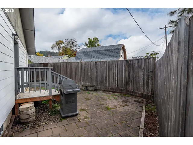 $370,000 | 663 Northeast Knoll Avenue, Roseburg, OR 97470