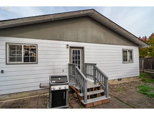 $370,000 | 663 Northeast Knoll Avenue, Roseburg, OR 97470