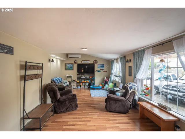 $370,000 | 663 Northeast Knoll Avenue, Roseburg, OR 97470