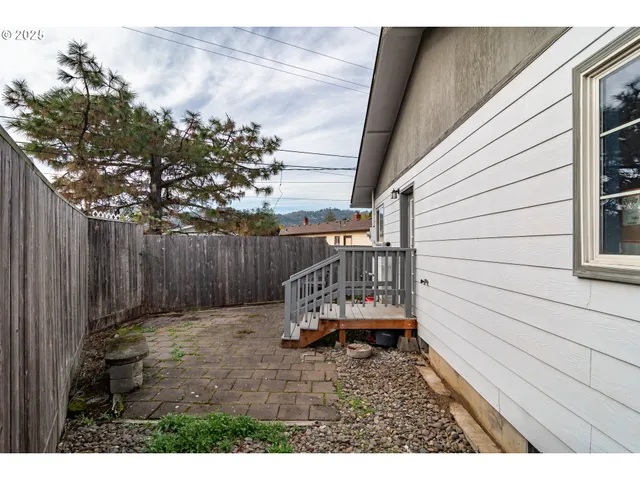 $370,000 | 663 Northeast Knoll Avenue, Roseburg, OR 97470