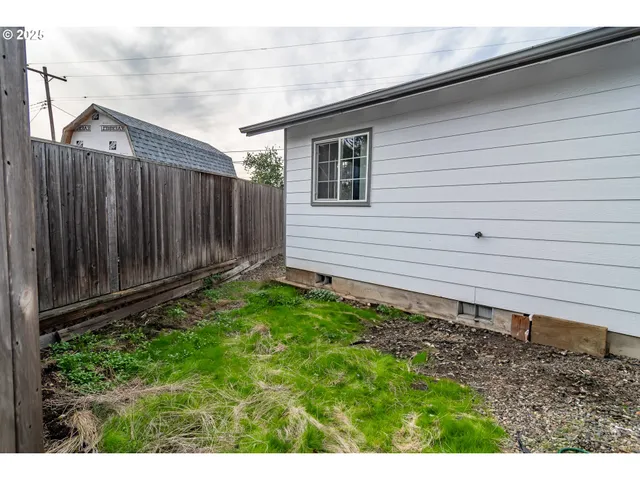 $370,000 | 663 Northeast Knoll Avenue, Roseburg, OR 97470