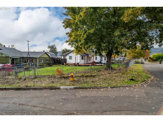 $370,000 | 663 Northeast Knoll Avenue, Roseburg, OR 97470