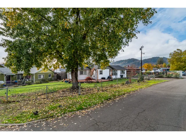 $370,000 | 663 Northeast Knoll Avenue, Roseburg, OR 97470
