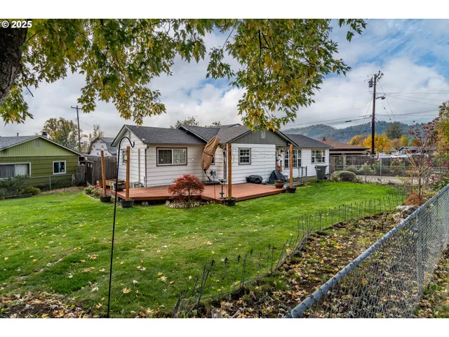 $370,000 | 663 Northeast Knoll Avenue, Roseburg, OR 97470