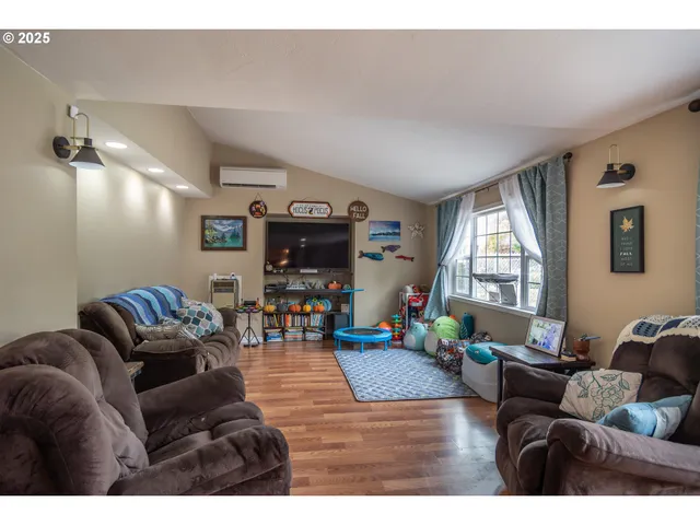 $370,000 | 663 Northeast Knoll Avenue, Roseburg, OR 97470