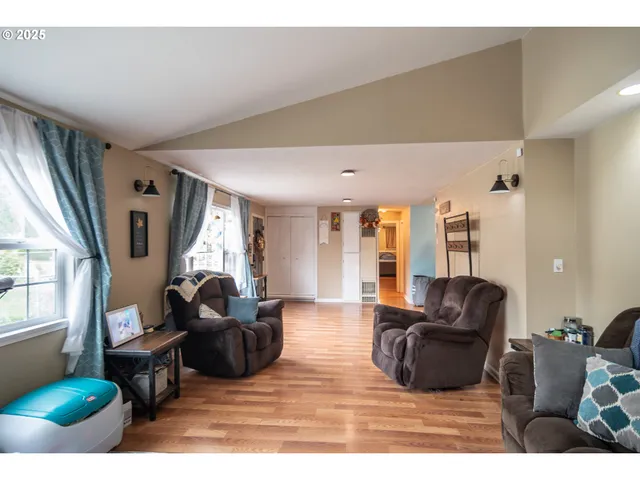 $370,000 | 663 Northeast Knoll Avenue, Roseburg, OR 97470