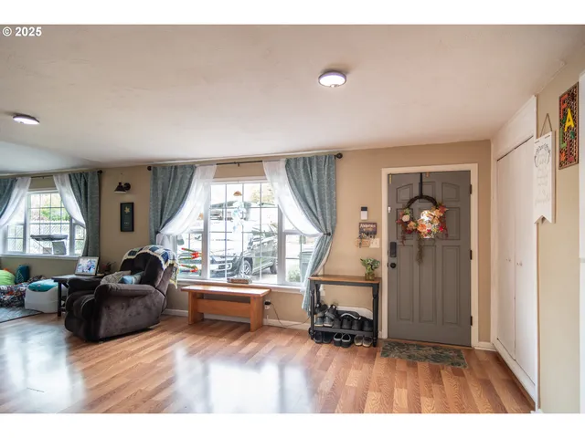 $370,000 | 663 Northeast Knoll Avenue, Roseburg, OR 97470