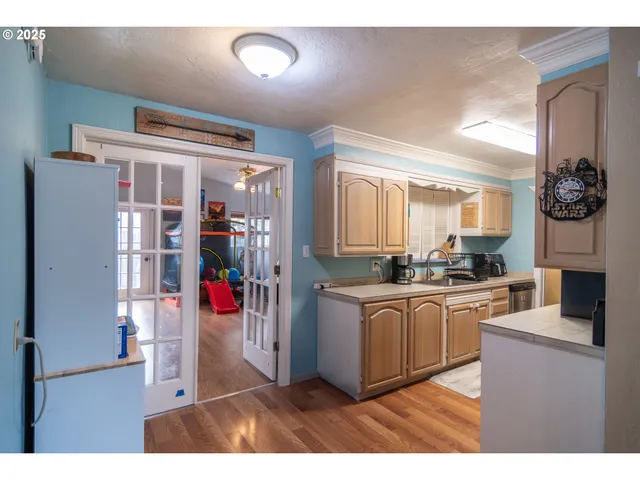 $370,000 | 663 Northeast Knoll Avenue, Roseburg, OR 97470