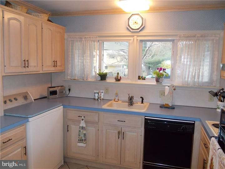 61 Hawk Road Levittown, PA 19056 - Photo 4 of 25 Kitchen