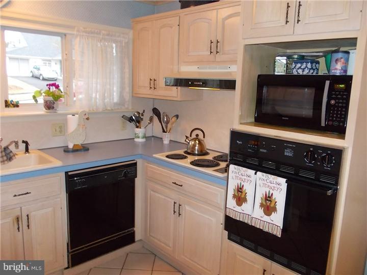 61 Hawk Road Levittown, PA 19056 - Photo 5 of 25 Kitchen