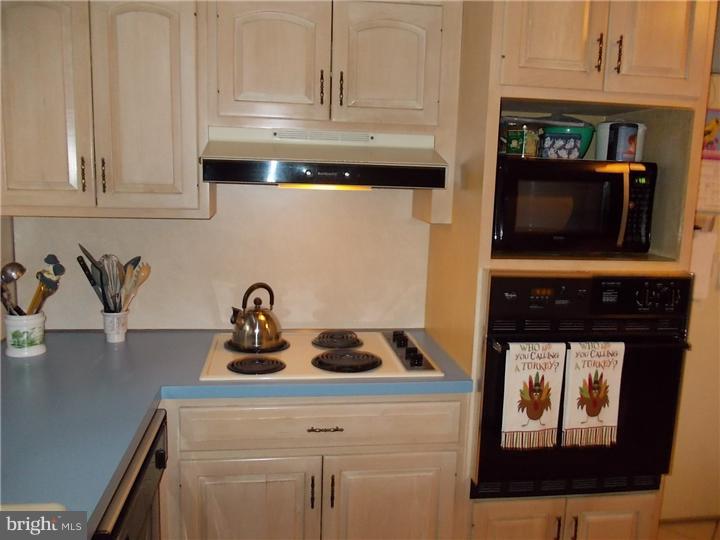 61 Hawk Road Levittown, PA 19056 - Photo 6 of 25 Kitchen