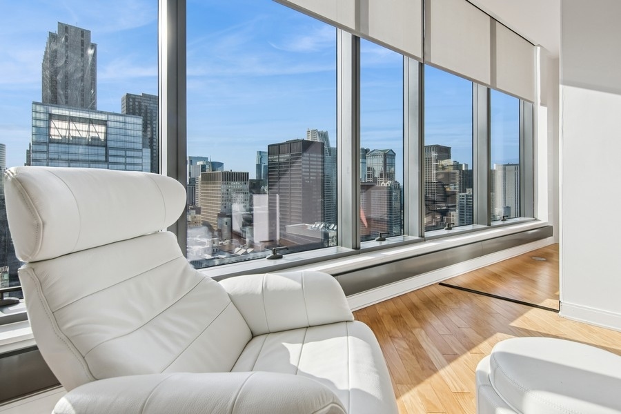 60 East Monroe Street, Unit 4006 Chicago, IL 60603 - Photo 7 of 26 a living room with couch
