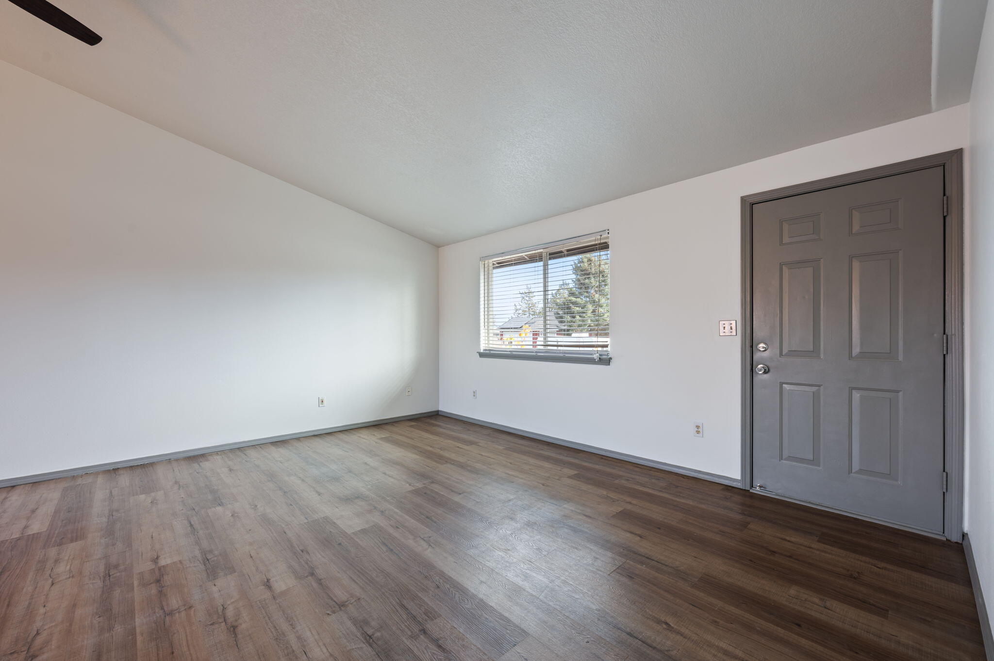 2123 Southwest 33rd Street Redmond, OR 97756 - Photo 8 of 37 LIVING ROOM