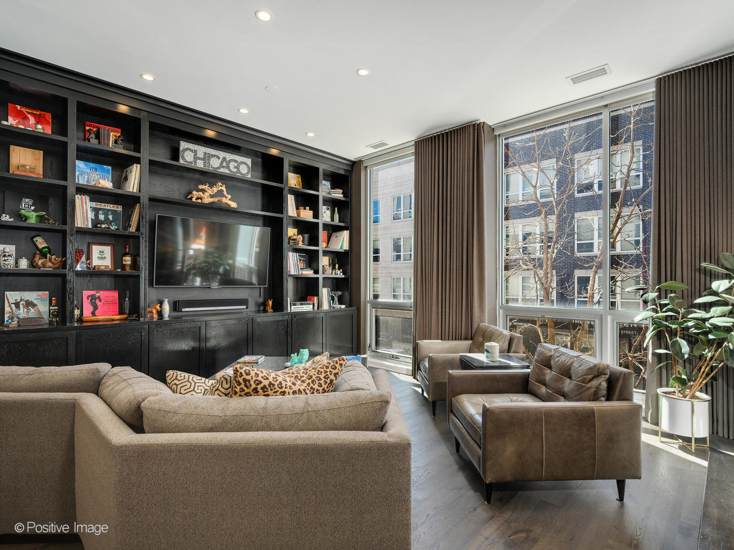 23 North Aberdeen Street, Unit 2N Chicago, IL 60607 - Photo 4 of 29 a living room with furniture and a book shelf