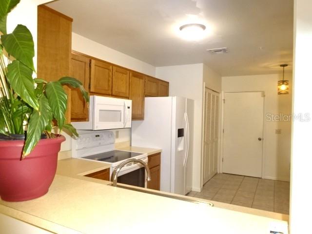 672 Post Oak Circle, Unit 106 Altamonte Springs, FL 32701 - Photo 5 of 21 a kitchen with sink and refrigerator