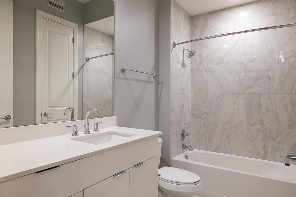 717 Riverside Drive, Unit 1105 Memphis, TN 38103 - Photo 19 of 29 Full bathroom with vanity and bathtub / shower combination