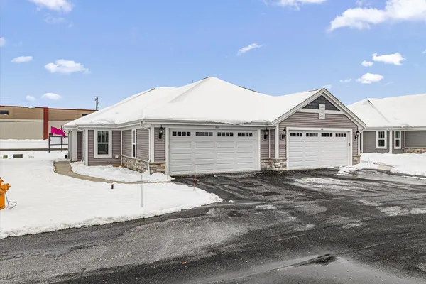 $399,900 | 512 Hunter Oaks Boulevard, Unit 901, Watertown, WI 53094