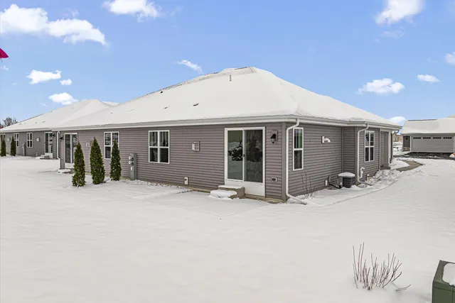 $399,900 | 512 Hunter Oaks Boulevard, Unit 901, Watertown, WI 53094