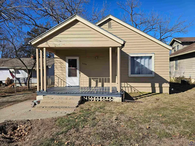 $119,500 | 2204 Southwest Kensington Court, Topeka, KS 66606