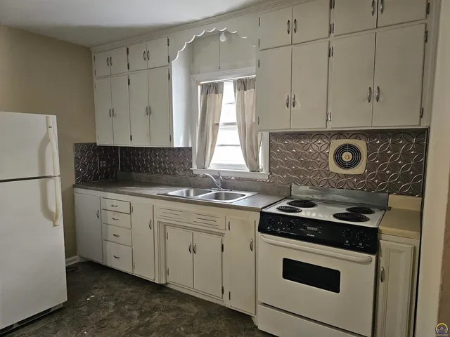 $119,500 | 2204 Southwest Kensington Court, Topeka, KS 66606