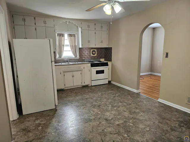 $119,500 | 2204 Southwest Kensington Court, Topeka, KS 66606