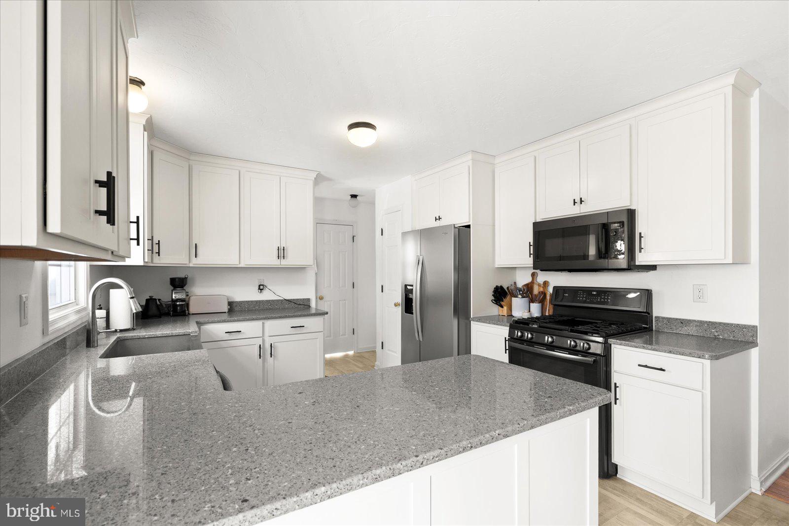 4 Appler Court Littlestown, PA 17340 - Photo 11 of 47 Beautiful & Spacious Kitchen