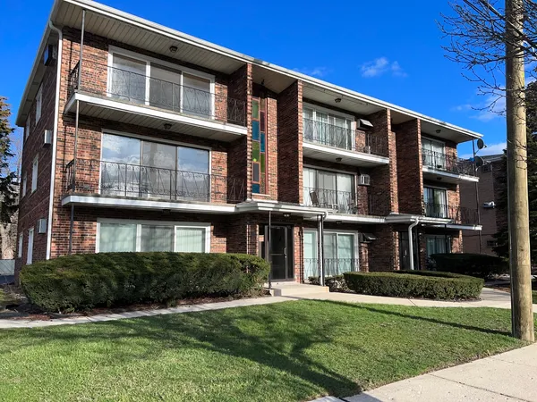 $1,400 | 8739 South Roberts Road, Unit 2, Hickory Hills, IL 60457