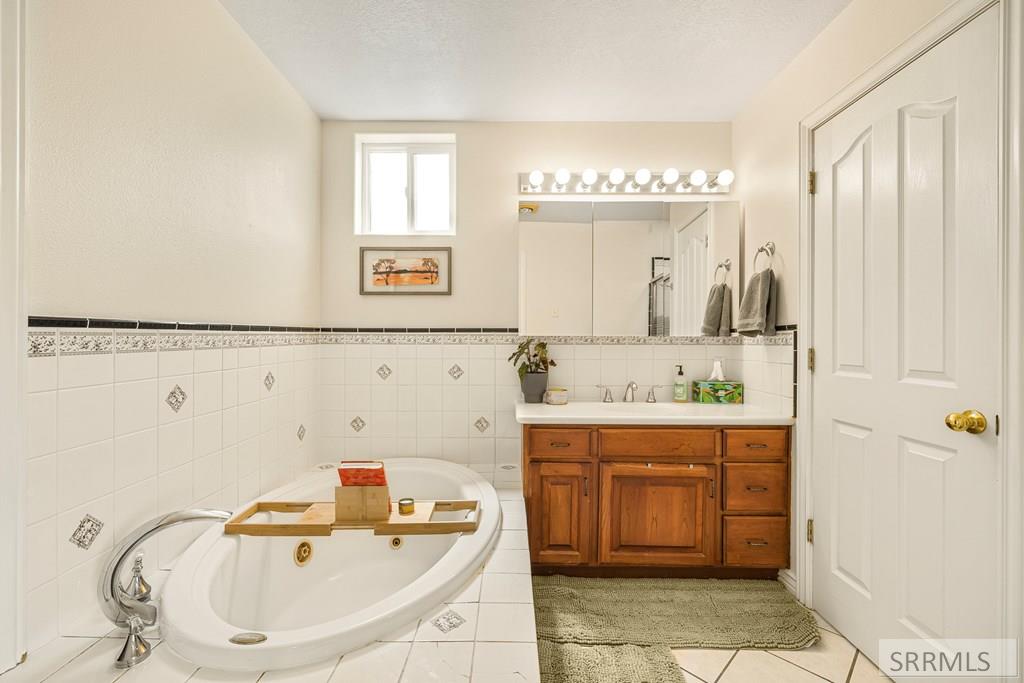 850 Spy Glass Point Pocatello, ID 83204 - Photo 21 of 68 Master Bathroom