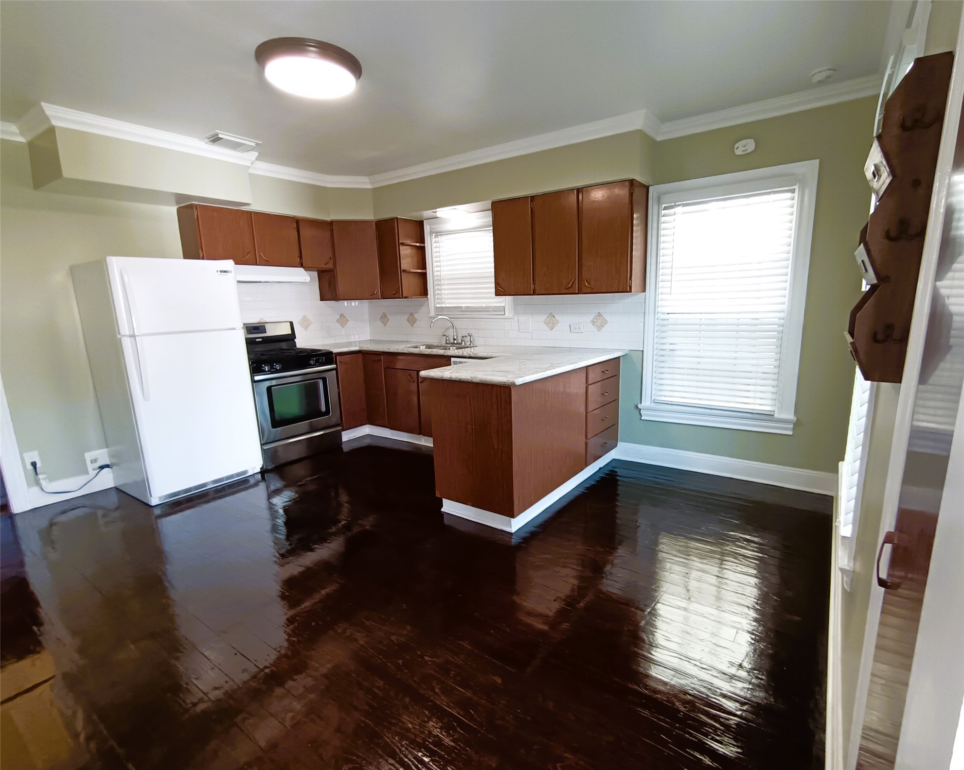 6906 Van Etten Street Houston, TX 77021 - Photo 11 of 30 Kitchen with Refurbished Wood Flooring