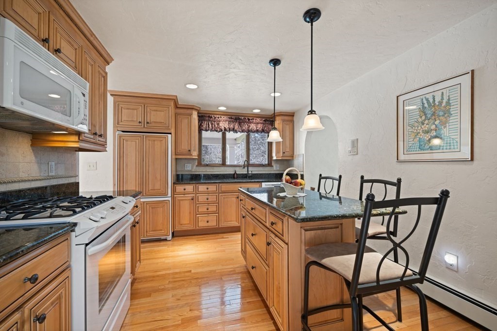 73 Carter Road Lynnfield, MA 01940 - Photo 9 of 31 Gallery Image 9
