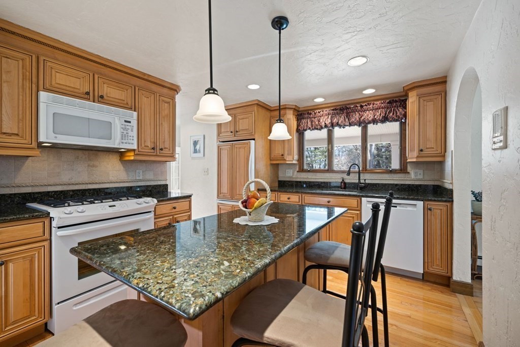 73 Carter Road Lynnfield, MA 01940 - Photo 10 of 31 Gallery Image 10