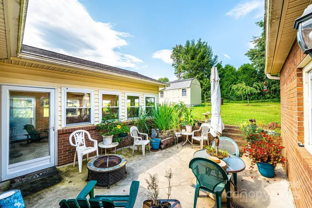 $324,500 | 575 Boxwood Street, Hudson, NC 28638