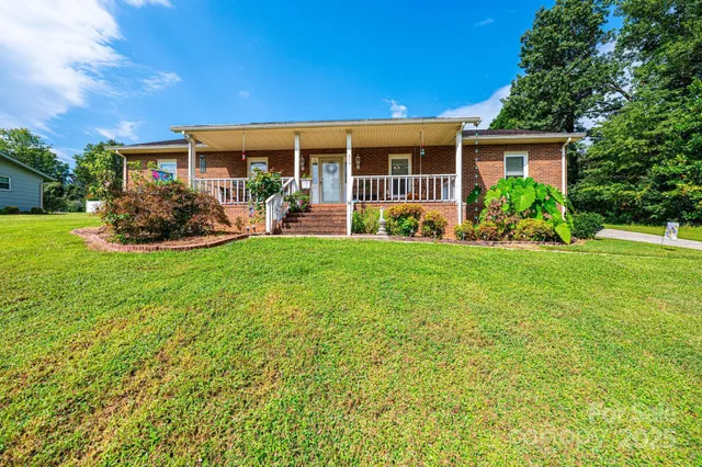$324,500 | 575 Boxwood Street, Hudson, NC 28638