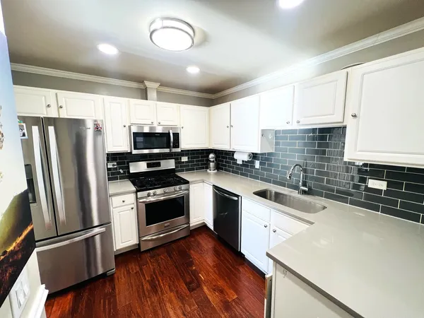 $405,000 | 106 Pembroke Circle, Unit 106, Lake Bluff, IL 60044