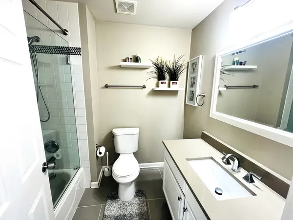 $405,000 | 106 Pembroke Circle, Unit 106, Lake Bluff, IL 60044