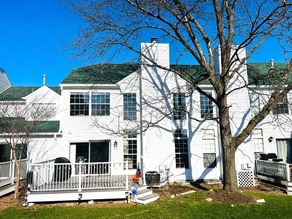 $405,000 | 106 Pembroke Circle, Unit 106, Lake Bluff, IL 60044