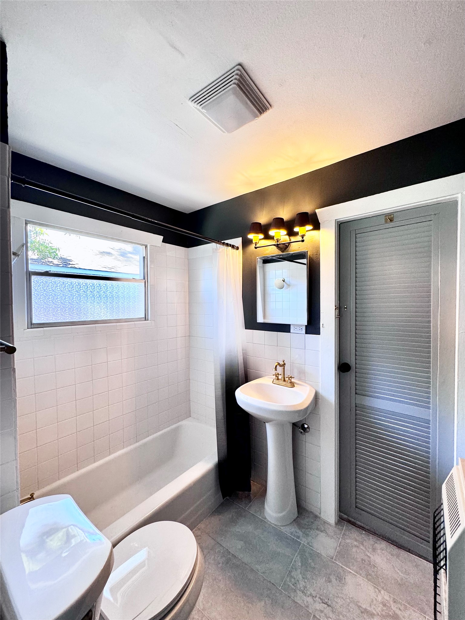 1018 Dunbar Street Houston, TX 77009 - Photo 27 of 30 Bathroom is in between bedrooms and CUTE AS A BUTTON! Brushed gold fixtures add simple elegance!