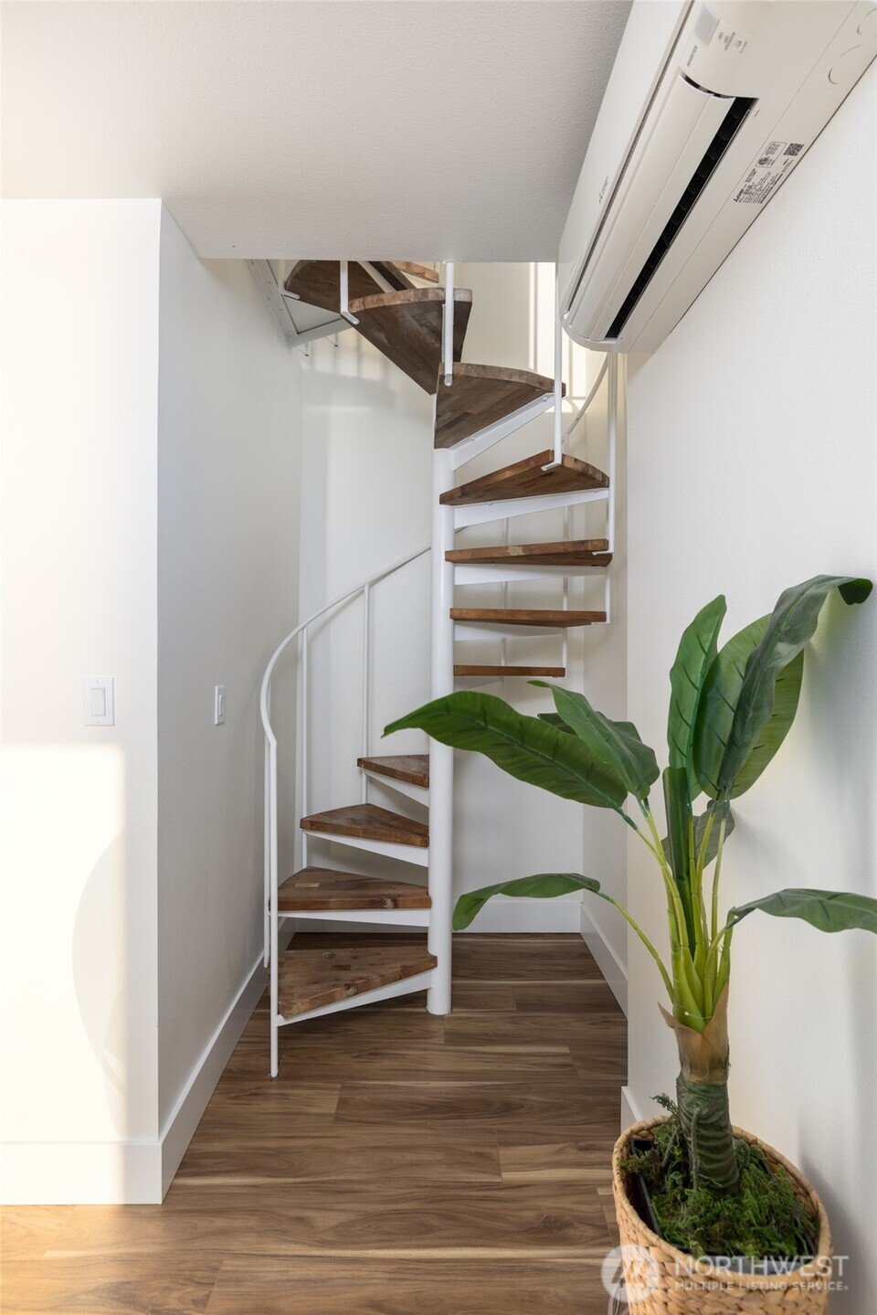 2575 West Beach Road Oak Harbor, WA 98277 - Photo 25 of 40 a view of entryway with wooden floor