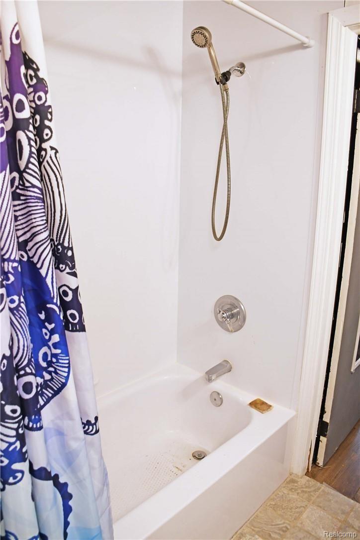 7224 Birchcrest Road Lexington, MI 48450 - Photo 15 of 23 FULLBATH2.jpg