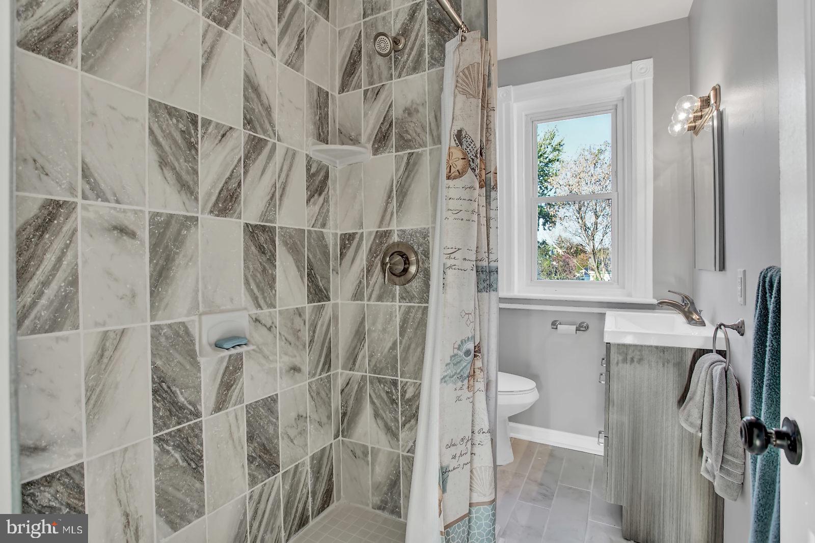 211 South Springfield Road Clifton Heights, PA 19018 - Photo 21 of 24 a bathroom with a bathtub and shower