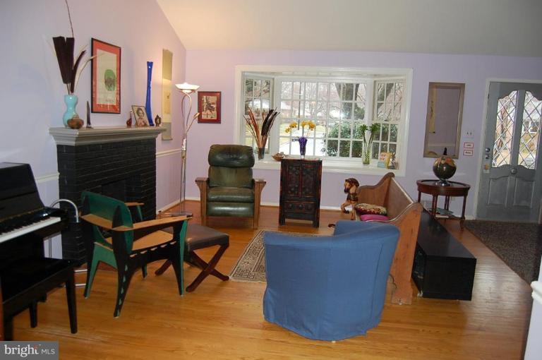 5622 Inverchapel Road Springfield, VA 22151 - Photo 2 of 22 Family Room