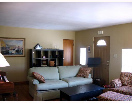 204 Seavey Road Pittsburgh, PA 15209 - Photo 5 of 14 Living Room.