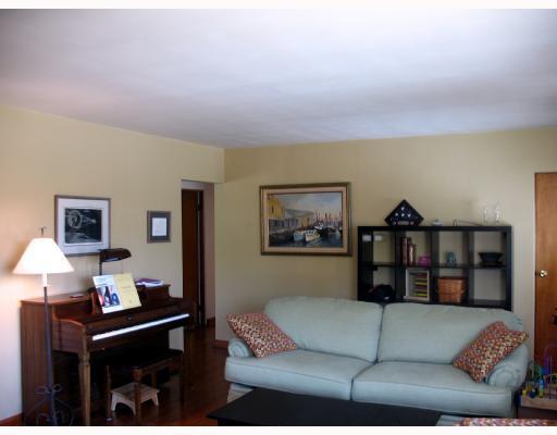 204 Seavey Road Pittsburgh, PA 15209 - Photo 6 of 14 Living Room.
