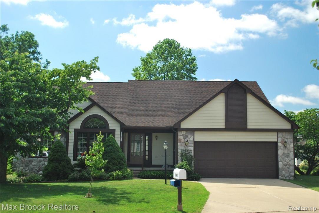 Welcome to 3293 Fairgrove, Rochester Hills.