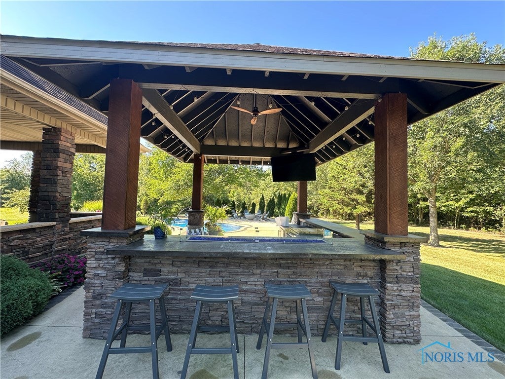 14428 Singer Road Defiance, OH 43512 - Photo 9 of 36 Outdoor Bar/Kitchen