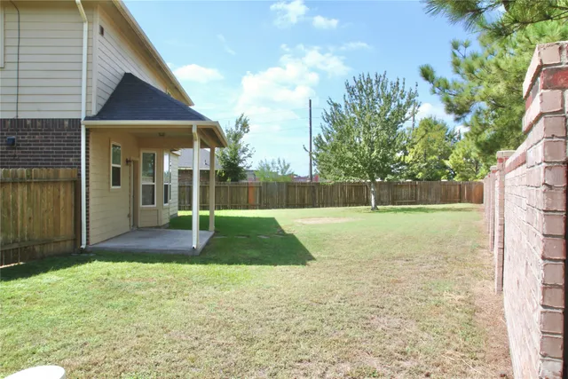 a view of a backyard