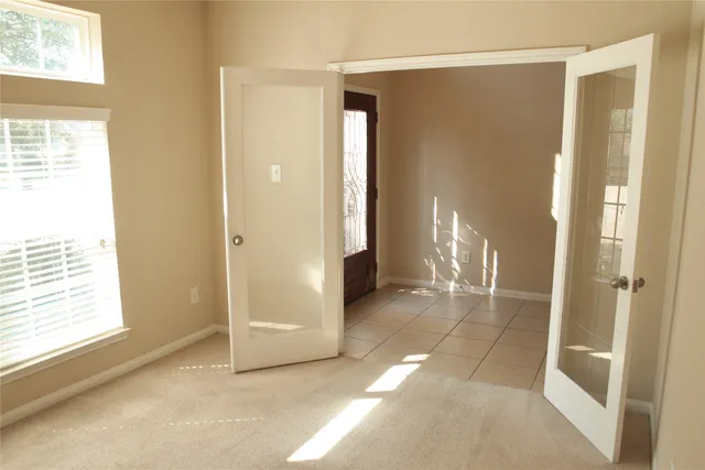 a view of entryway with bathroom