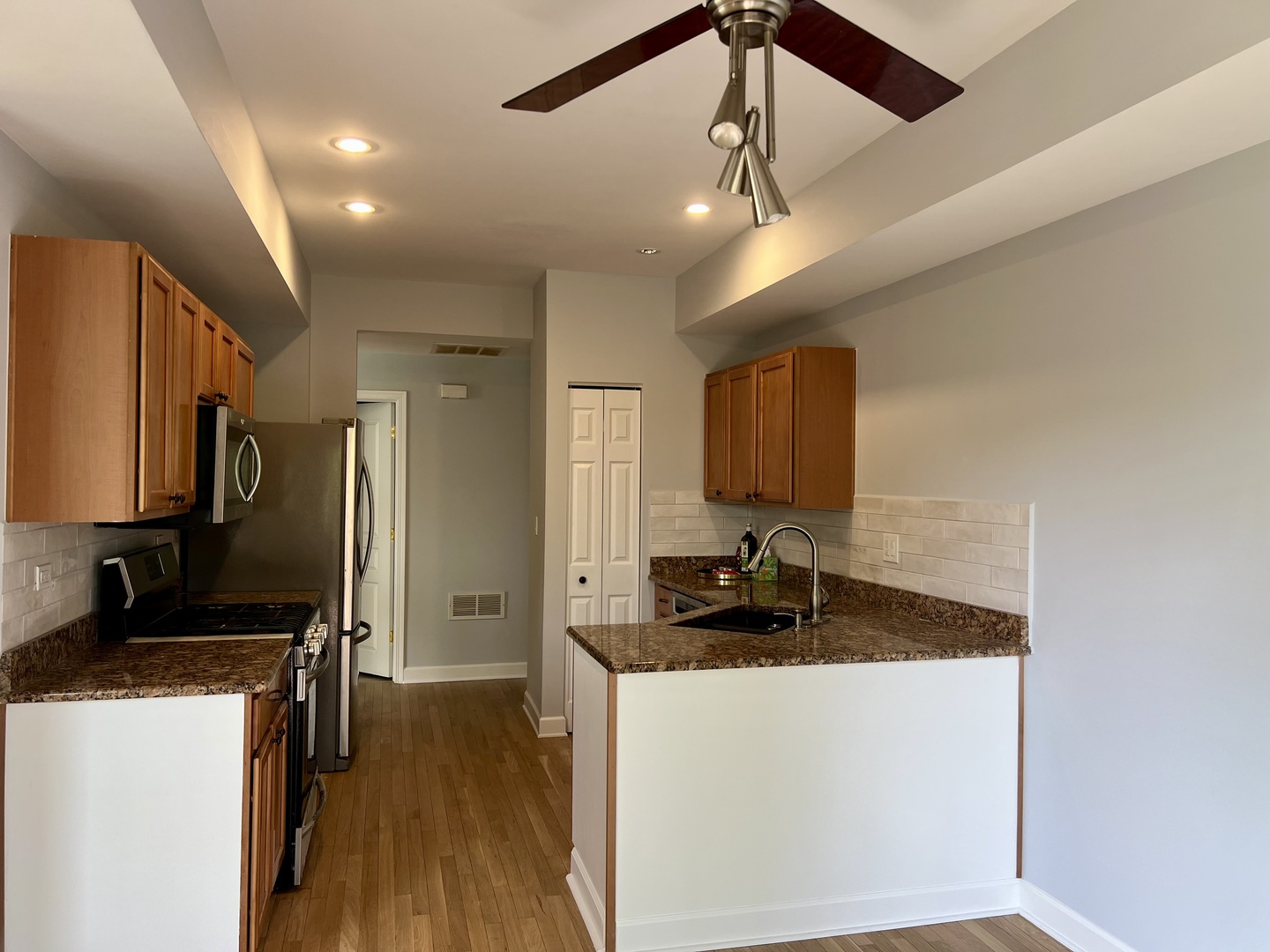 473 Metropolitan Street, Unit 473 Aurora, IL 60502 - Photo 4 of 8 a kitchen with a refrigerator and a sink