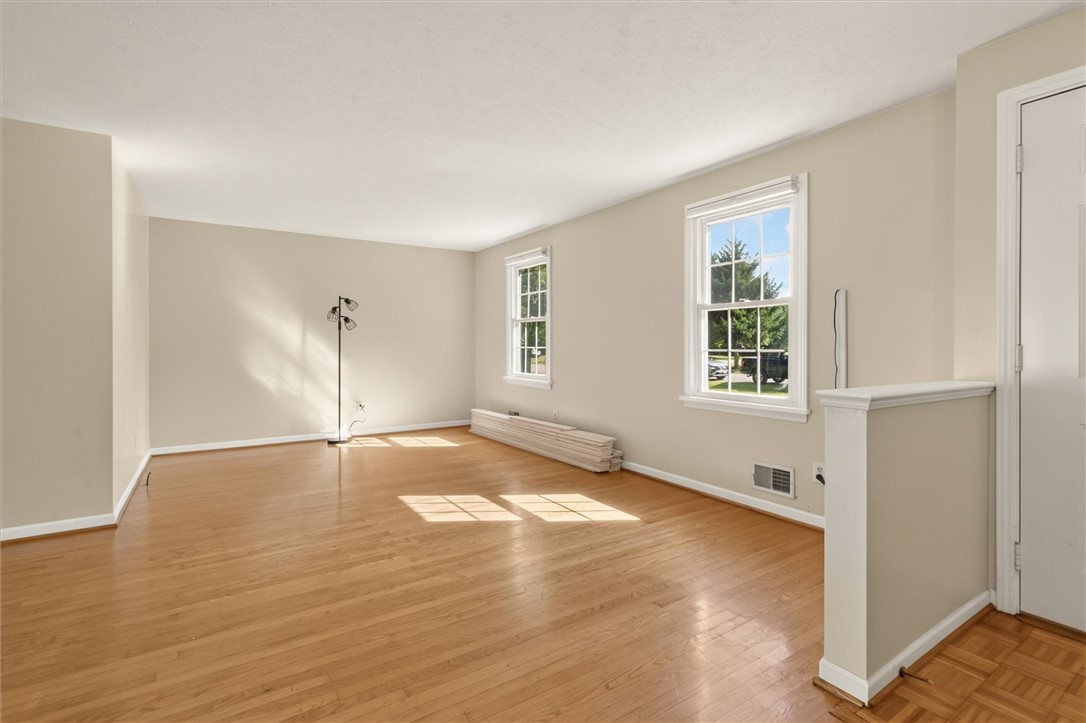 206 Huckleberry Road Farmington, NY 14425 - Photo 5 of 49 Living Room